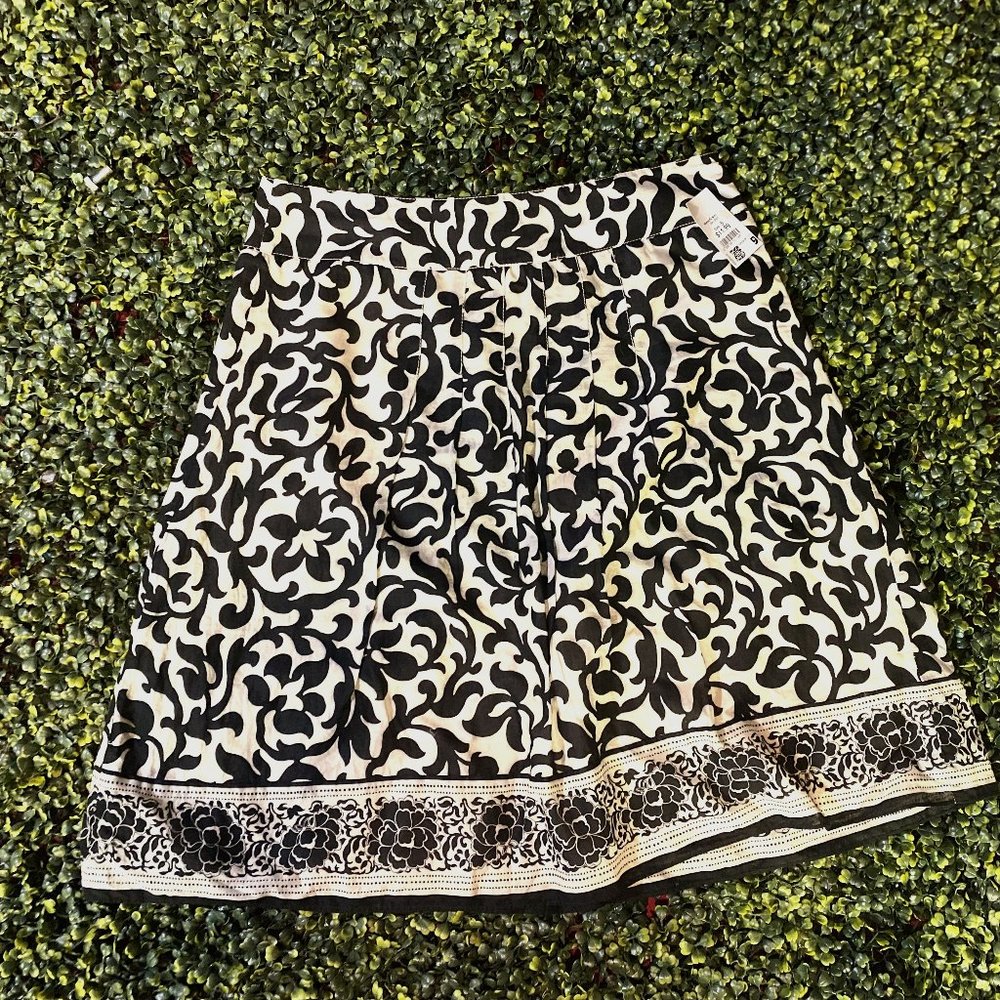 Ann Taylor | Size 8 | Black/Off-White Lined Skirt | EUC